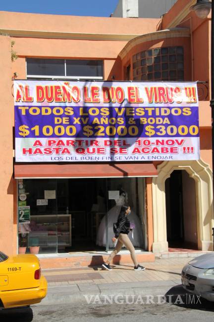 $!Rematan vestidos en tienda de Saltillo porque 'al dueño le dio el virus'