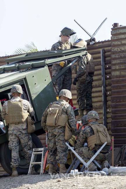 $!‘Blindan’ militares estadounidenses la frontera EU-Coahuila; instalan barricadas para evitar ingreso de caravana migrante