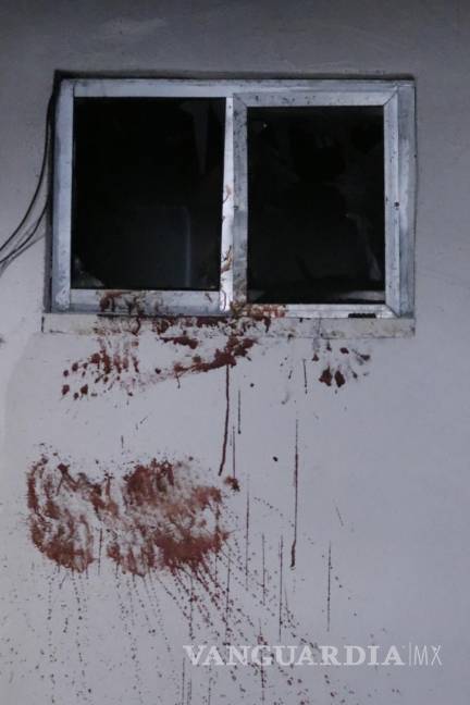 $!La víctima, Luis Ángel, quedó inconsciente en el baño tras intentar escapar por una pequeña ventana. En la pared se encontraron vidrios rotos y rastros de sangre.