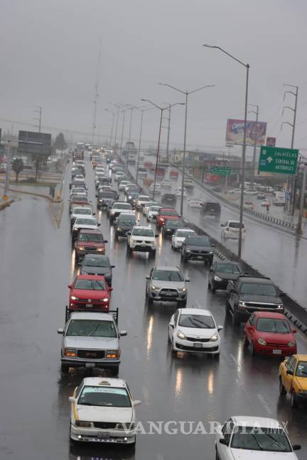 $!Personal de Semáforos y Señales atiende fallas en los semáforos provocadas por las lluvias, impactando la circulación en varias zonas de la ciudad.