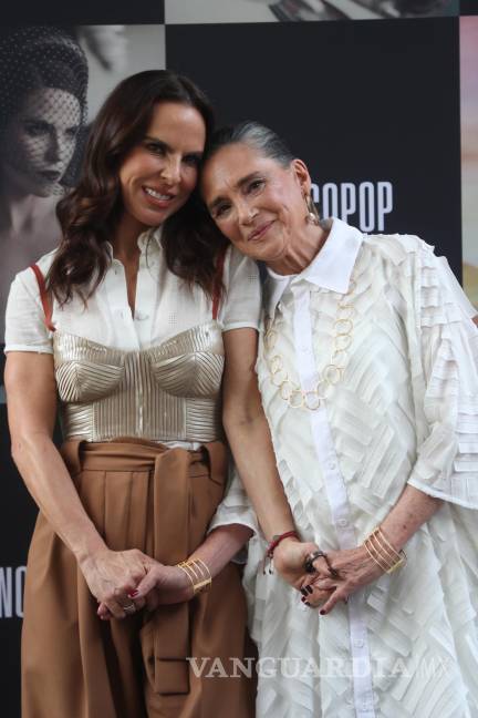 $!Las actrices mexicanas Kate del Castillo (i) y Ofelia Medina (d), posan durante la presentación del libro Blancopop en Ciudad de México (México).