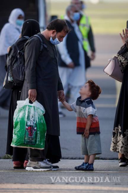$!Un hombre y un niño se toman de la mano mientras las personas desembarcan de un vuelo de evacuación de Air Belgium que llega desde Afganistán al Aeropuerto Militar de Melsbroek, en Melsbroek, Bélgica. EFE/EPA/Stephanie Lecocq