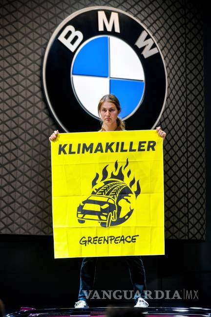 $!Activistas de Greenpeace irrumpen y se suben en los autos del Salón Internacional del Automóvil de Frankfurt, ve estas imágenes