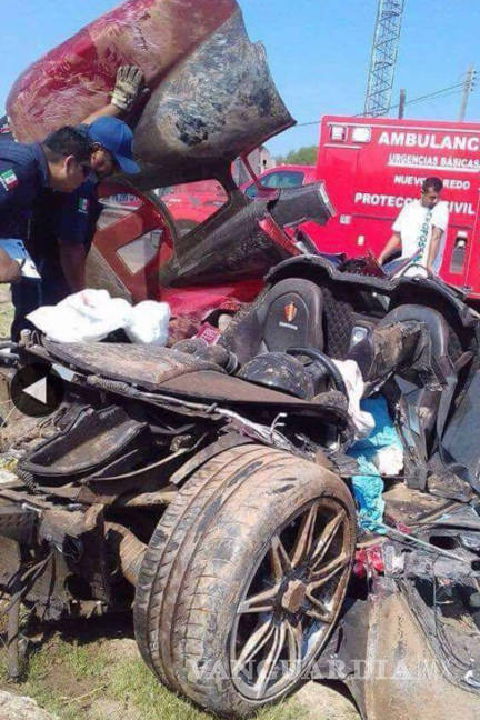 $!Destrozan presuntos empleados de la Presidencia de la República auto de lujo en Nuevo Laredo