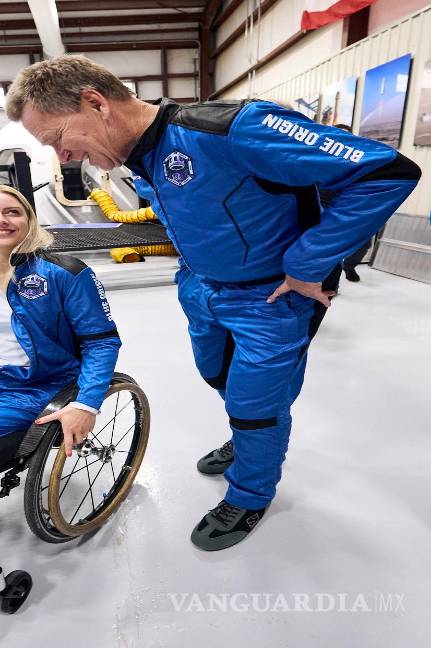 $!Michaela Benthaus habla con su compañero de tripulación Hans Koenigsmann, ejecutivo jubilado de SpaceX que ayudó a organizar y patrocinar su vuelo.