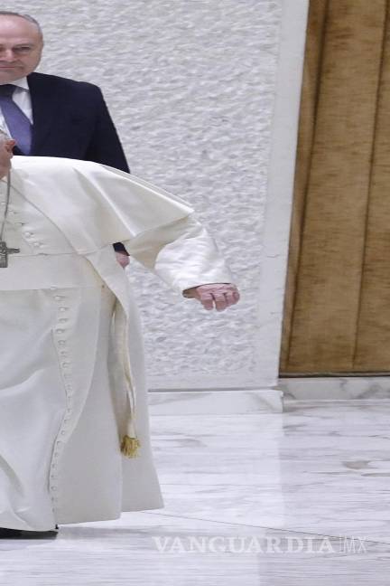 $!El papa Francisco tropezó el sábado a su entrada en el auditorio del Vaticano para una audiencia luego que se rompiera el mango de su bastón, pero no llegó a caerse.