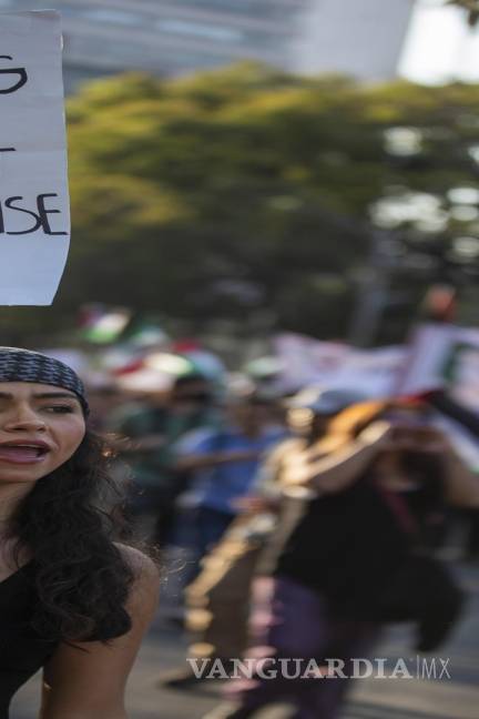 $!Una mujer sostiene una pancarta durante manifestación a favor de Palestina en Ciudad de México (México).