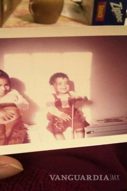 $!Una fotografía de Saraswathi, de 6 años, y Subramanyam, de 2, Vedam posando para una fotografía en su casa de State College, Pensilvania, en 1963.