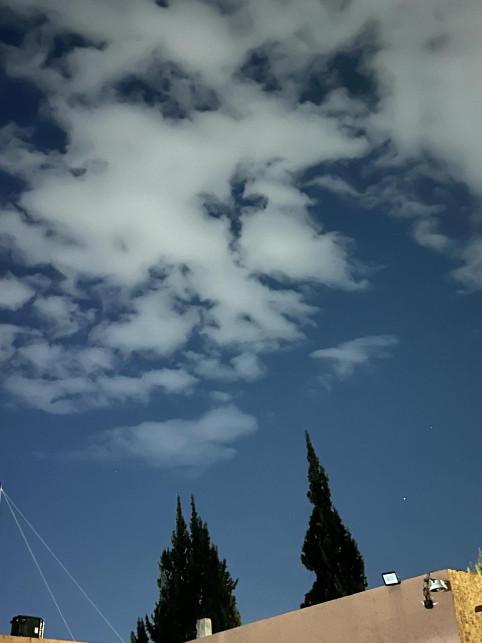 Sorprende forma de cruz en el cielo a feligreses de la parroquia de Fátima en Saltillo  . Noticias en tiempo real