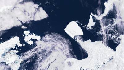 Esta imagen proporcionada por Maxar Technologies muestra el iceberg A23a moviéndose a través del mar cerca de la Antártida, el miércoles 15 de noviembre de 2023.