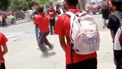 En el video se aprecia a dos jóvenes agredirse físicamente con patadas y golpes.