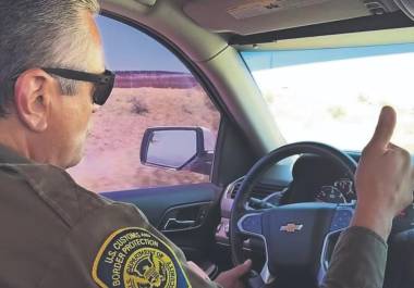 En recorridos por tierra, los policías fronterizos buscan también señales de drones del crimen.