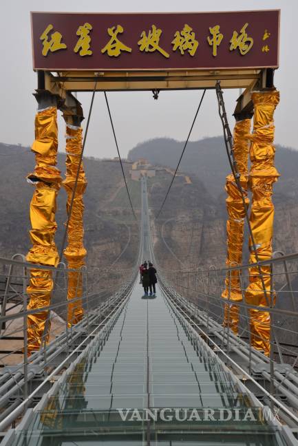 $!Puente de Cristal, el más largo del mundo, flota sobre Banshan en China