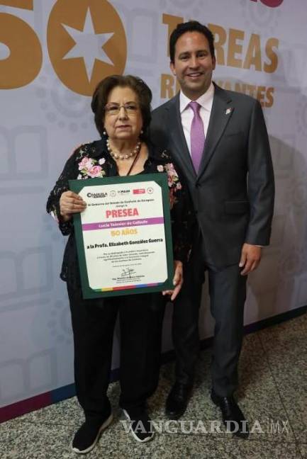 $!En honor a su trayectoria, Elizabeth González fue reconocida por autoridades como un ejemplo de vocación, entrega y compromiso con la inclusión.