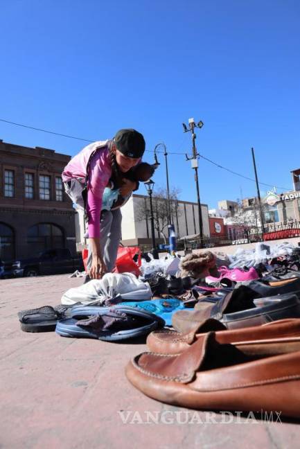 $!Voluntarios extienden miles de zapatos en la Plaza Manuel Acuña, despertando la semilla de la solidaridad en la comunidad.