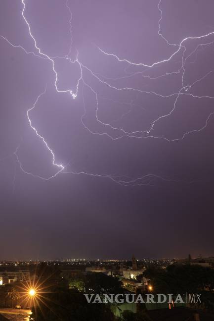 $!La siembra o bombardeo de nubes imita el proceso natural por el que se forma la lluvia, conlleva la inyección de sustancias químicas en las nubes.