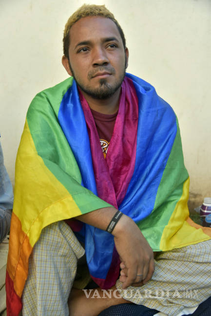 $!César Mejía, el joven gay que defiende los derechos LGBT en la caravana migrante