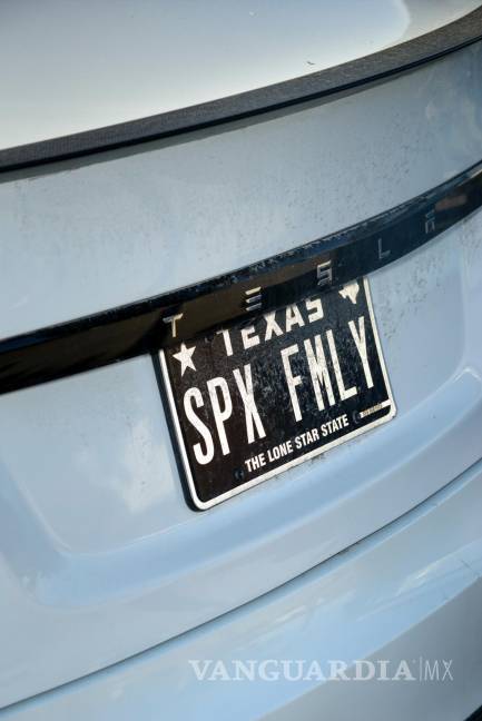 $!Un Tesla con una matrícula personalizada que dice “SPX FMLY” en Boca Chica, Texas.