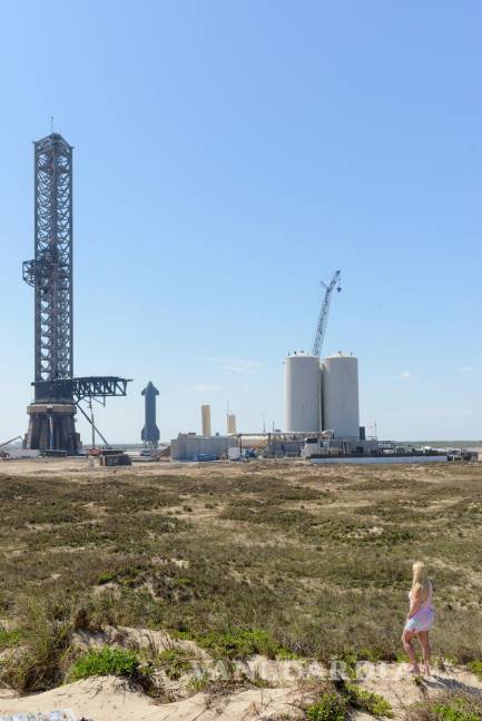$!La ex comisionada de la ciudad de Brownsville, Jessica Tetreau, observa una instalación de lanzamiento de SpaceX en Boca Chica Beach, Texas.
