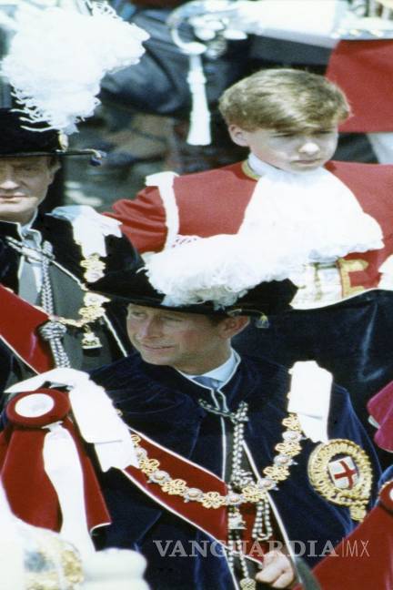 $!19/06/1989. El Príncipe Carlos de Gran Bretaña es seguido por el Rey Juan Carlos I de España, saliendo de la Capilla de San Jorge, Windsor, Inglaterra.