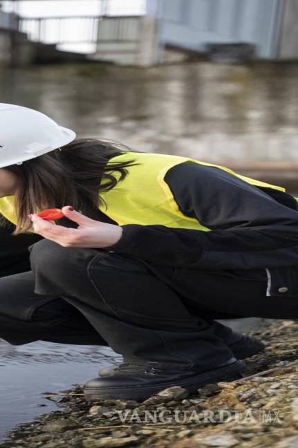 $!Especialista recogiendo una muestra de aguas residuales.