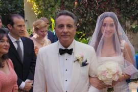 De izquierda a derecha, Andy García, Adria Arjona y Gloria Estefan en una escena de Father of the Bride.