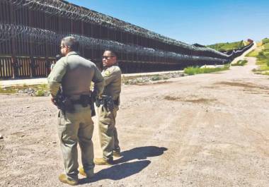 Agentes de la Patrulla Fronteriza de EU aseguran que los coyotes y traficantes siempre han vigilado sus movimientos; sin embargo, ahora lo hacen con tecnología.