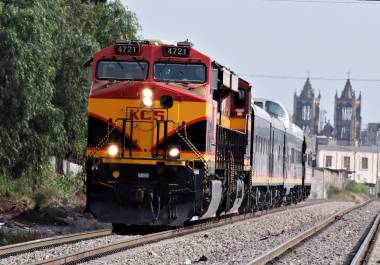 La obra ferroviaria conectará Derramadero con Santa Catarina, generando miles de empleos.