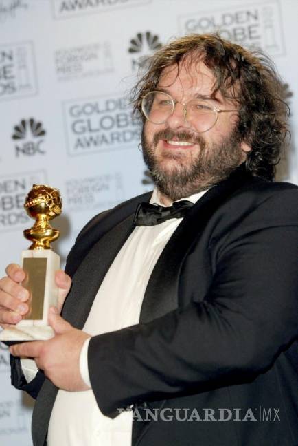 $!Peter Jackson con el Globo de Oro por una de sus adaptaciones de la serie El señor de los anillos, en 2004. EFE/EPA/Hubert Boesl
