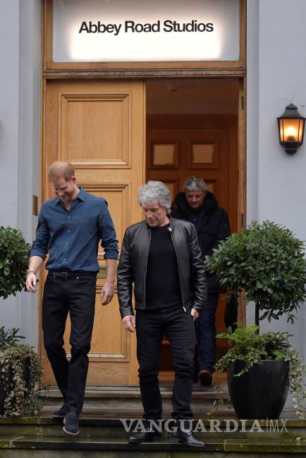 $!¡Palomazo! del príncipe Enrique y Jon Bon Jovi en Abbey Road