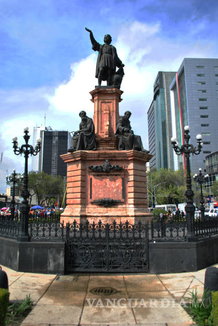 $!Artista interviene estatua de Colón en México en protesta contra colonialismo