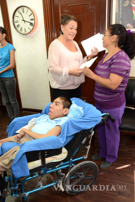 $!Alcaldesa de Gómez Palacio dona su salario a familias con problemas económicos