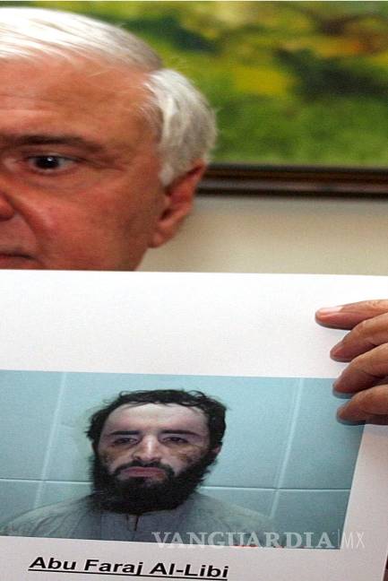 $!4/05 2005. El entonces ministro del Interior pakistaní, Aftab Ahmed Khan, muestra la fotografía del sospechoso de pertenecer a Al-Qaeda Abu Faraj Al-Libbi.
