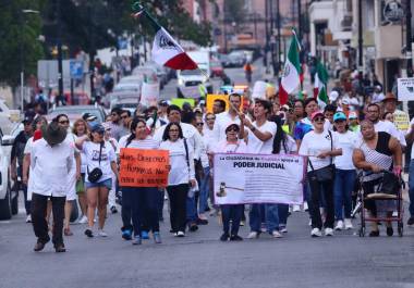 Bajo el lema “#YoConElPoderJudicial”, los participantes marcharon desde la Plaza Nueva Tlaxcala hasta la Alameda Zaragoza.