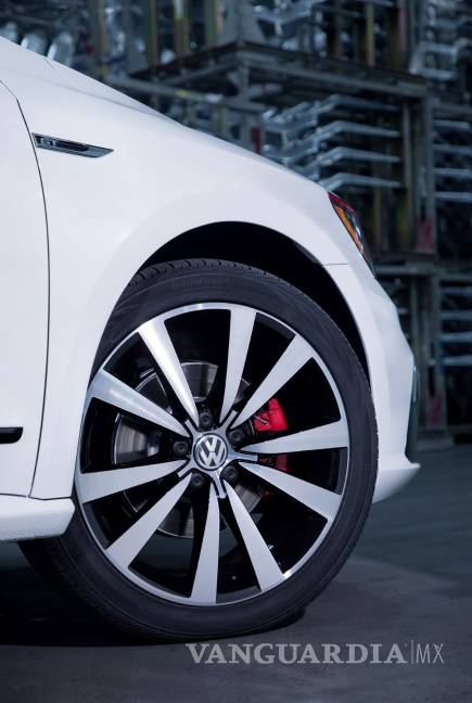 $!Volkswagen Passat GT con nuevo rostro deportivo y motor VR6