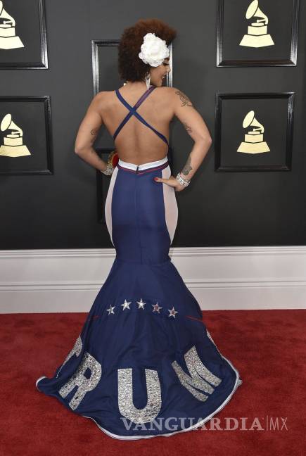 $!Cantante lleva el 'Make America Great Again' de Trump en su vestido a los Grammy