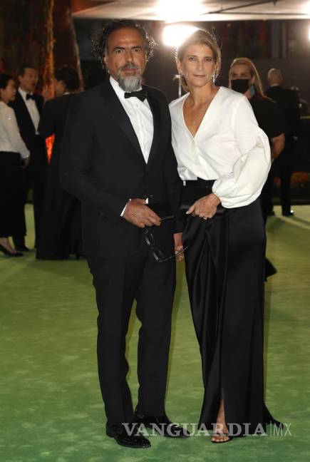 $!Alejandro González Iñárritu llegó del brazo de su esposa María Eladia Hagerman.