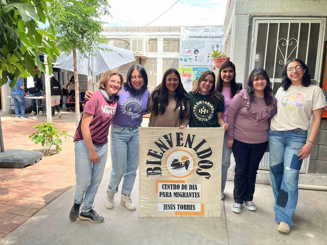 Jóvenes chihuahuenses pasaron sus vacaciones sirviendo a migrantes en Torreón. Noticias en tiempo real