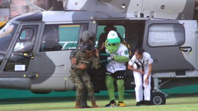 La Secretaría de Marina (Semar) prestó una de sus aeronaves especiales para que la mascota del equipo de beisbol Olmecas de Tabasco, conocida como “Pochi”, realizara un espectáculo