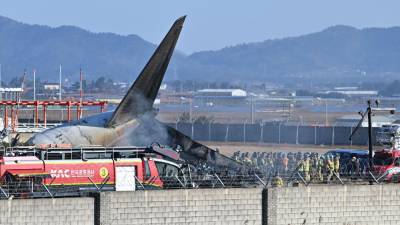 Las autoridades surcoreanas están investigando el incidente, que ocurrió un día después de que otro Boeing 737-800 de Jeju Air se incendiara tras aterrizar sin el tren de aterrizaje en funcionamiento.