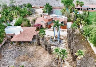 En la finca hay palmeras, cancha de tenis, habitaciones y una alberca abandonada, pues desde 2024 nadie ha entrado al lugar, ubicado a las afueras de Culiacán.