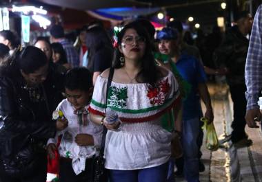 Familias completas se dieron cita en las inmediaciones de Plaza de Armas para las fiestas patrias.