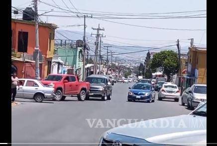 $!Los ciudadanos bloquearon el paso en el Blvd. Fundadores.