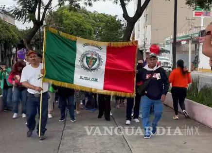 $!Miles de devotos saltillenses participaron en la peregrinación anual rumbo a la Basílica de Guadalupe, recorriendo la Calzada de los Misterios desde Peralvillo.