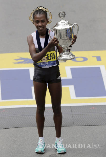 $!Keniano Cherono gana Maratón de Boston en final electrizante