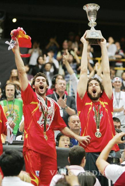 $!El español Pau Gasol, a la derecha, sostiene el trofeo de campeón mientras su compañero de equipo Rudy Fernández ondea una bandera durante las ceremonias del campeonato mundial de baloncesto en Saitama, Japón, el 3 de septiembre de 2006. AP/Mark J. Terrill