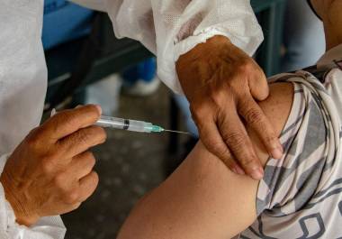 Ante el incremento de los casos de COVID en la Región Norte, autoridades de salud recomiendan a la población aplicarse el refuerzo de la vacuna.