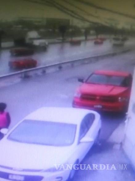 $!Trágico día de lluvia, neblina e imprudencia: Impacta tráiler contra auto en la carretera Monterrey-Saltillo; hay un muerto y 3 lesionados