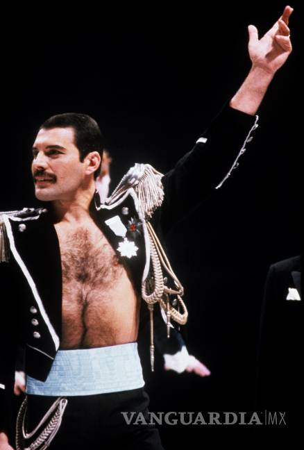 $!El cantante Freddie Mercury, líder del grupo británico Queen, interpreta el tema Living on my own durante uno de los conciertos en Sidney, dentro la gira mundial Tour 1985. EFE/Frazer