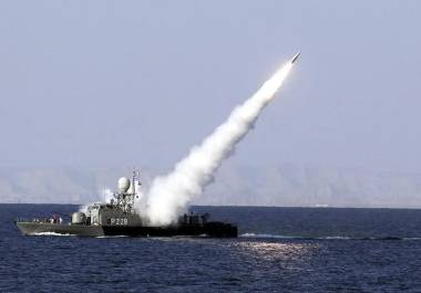 Un misil de alcance intermedio tierra-aire antiradar lanzado desde un buque de la Armada iraní durante unas maniobras militares en el mar de Omán, cerca del estrecho de Ormuz.